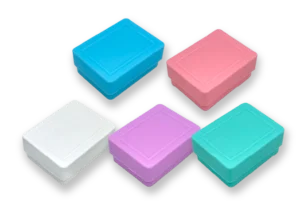 CAJA DE PLÁSTICO COLOR PASTEL PARA JUEGO MEDIANO